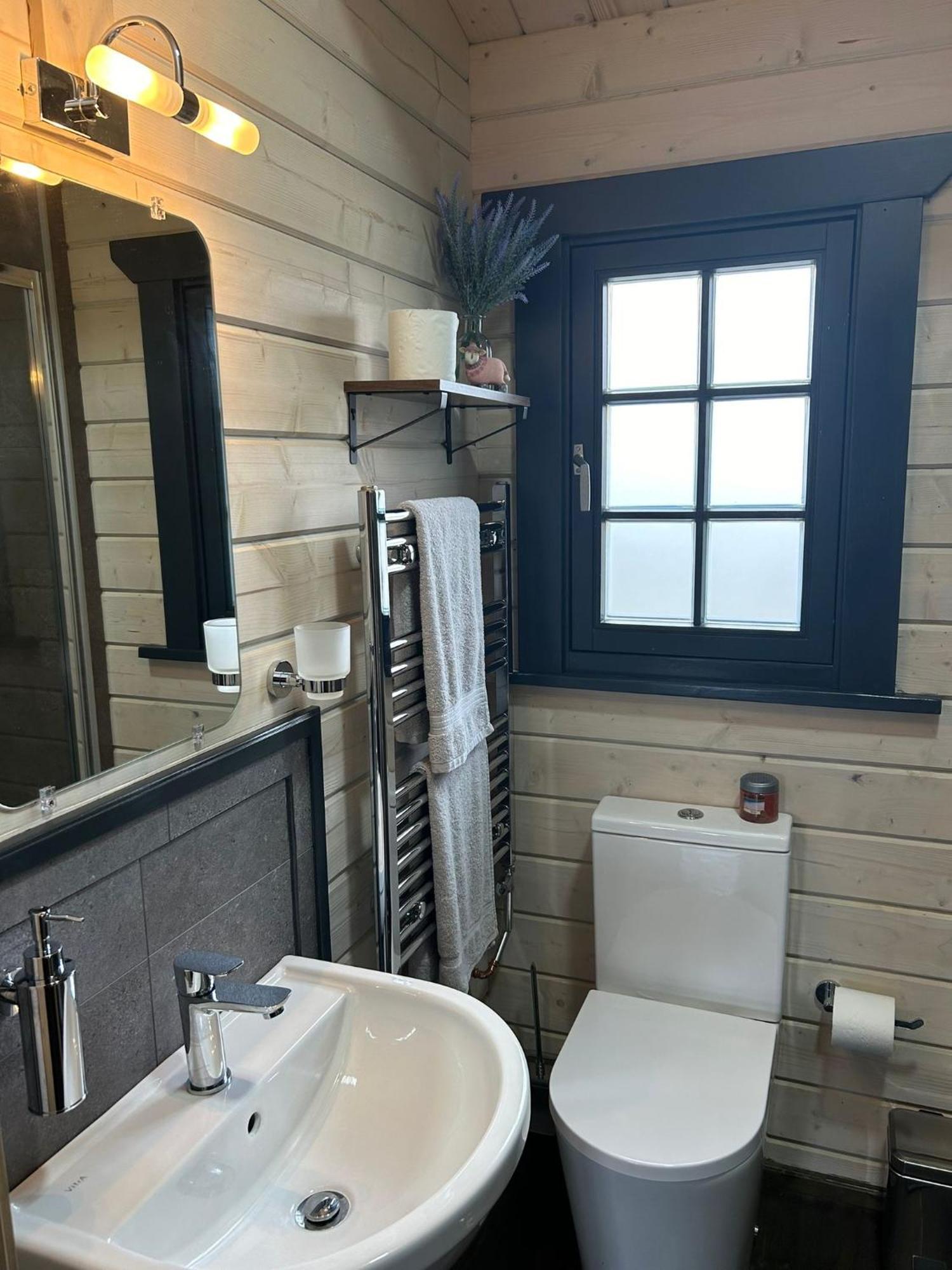 Little Rock Retreat Log Cabin With Hot Tub Castletown Gheoghegan Екстериор снимка