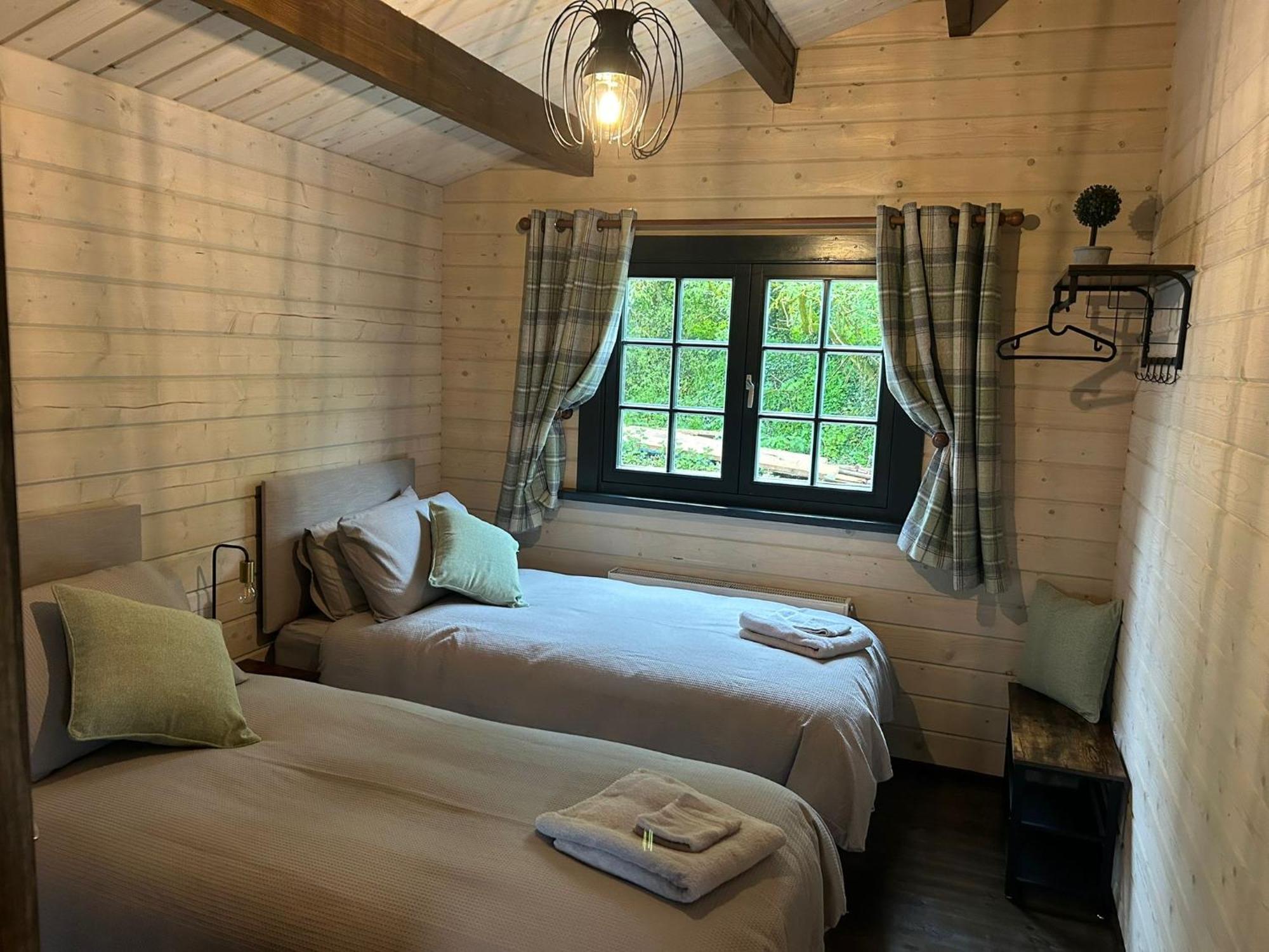 Little Rock Retreat Log Cabin With Hot Tub Castletown Gheoghegan Екстериор снимка
